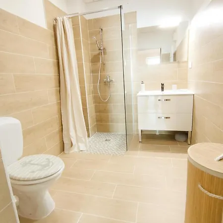 Apartman Equipe Climatise Rdc A 100m Des Cures *